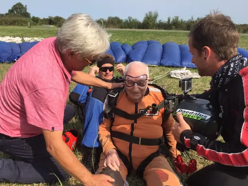 À 94 ans, il fait son premier saut en parachute !