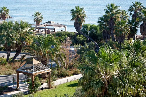 Var : il utilisait un miroir pour regarder dans les toilettes des...