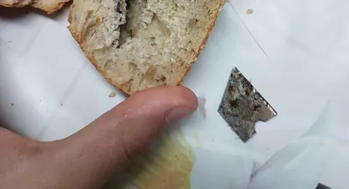 Digne : au petit déj', elle découvre une lame de cutter dans son pain