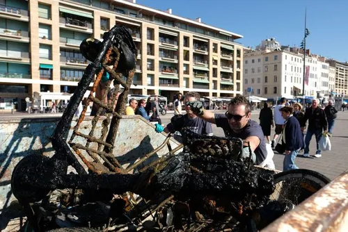 Marseille : grande opération nettoyage du Vieux-Port !