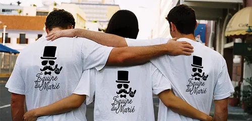 Il se retrouve en garde à vue pendant son enterrement de vie de...