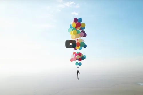 Il s'envole dans une chaise portée par 100 ballons