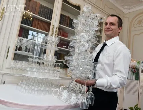 Record du monde battu, il porte 46 verres dans une seule main