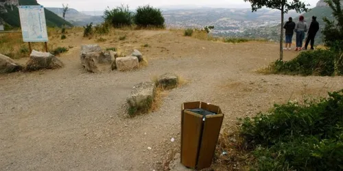 Il s'arrête pour uriner et fait une chute de trois mètres