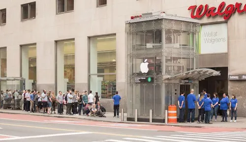 Ils créent un faux Apple Store, des clients font la queue pour...