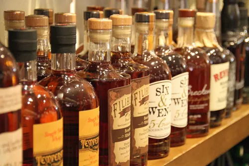 Ils volent pour 673 000 euros en bouteilles de whisky