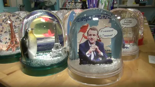 Rupture de stock sur les boules à neige Macron !