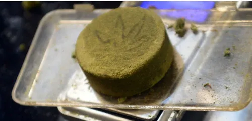 Un élève de 3e sert du gâteau au cannabis lors d'un goûter au collège