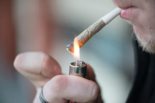 Il ouvre aux policiers en fumant un joint et s'enfuit en pantoufles !