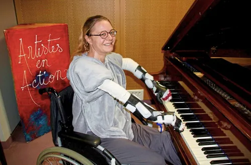Greffée des deux bras, elle se remet au piano