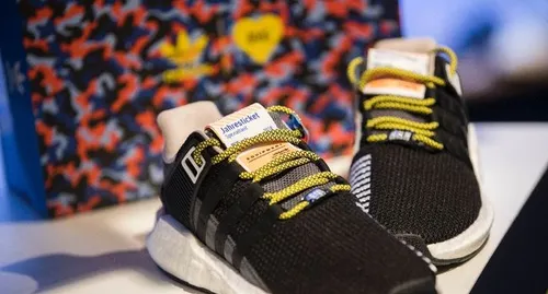 Des baskets avec un ticket de métro incrusté pour un pass à l'année