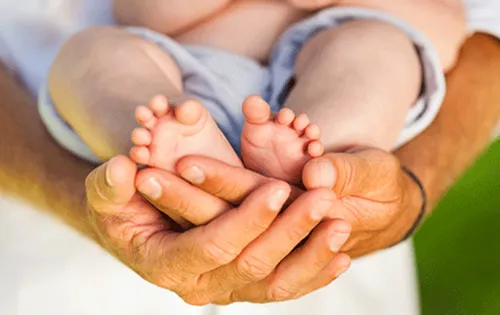 Le gouvernement réfléchit à l'allongement du congé paternité