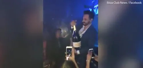 Il commande une bouteille à 30 000 euros... et la fait tomber