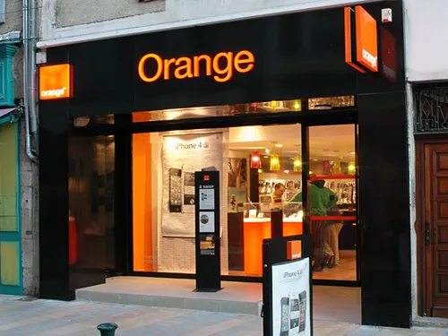 Michel, bien vivant, apprend sa mort par un conseiller d'Orange
