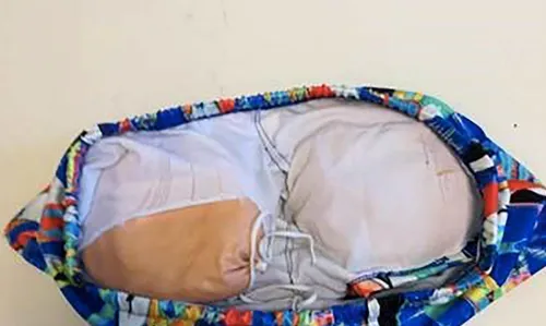 Un homme arrêté avec 1 kg de cocaïne dans de fausses fesses