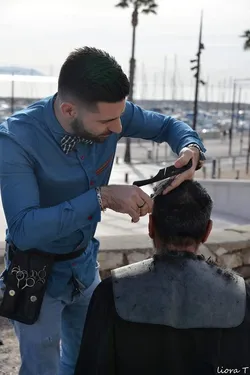 La Ciotat : il coupe gratuitement les cheveux des sans-abris