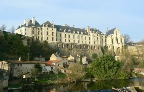 Une cité médiévale met des maisons en vente à 1€