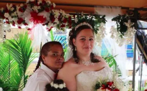 Un couple d'américaines se marie au rayon 'jardin" d'un supermarché