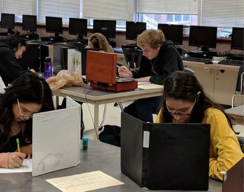 En plein examen, il écoute sa musique sur...un tourne-disque !