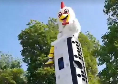 Déguisé en poulet, il grimpe sur un radar car il en a marre "d'être...