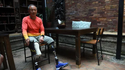 À 69 ans et amputé des deux jambes, il grimpe l’Everest