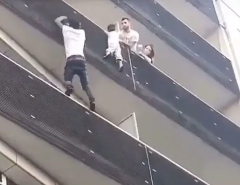 Il escalade un immeuble pour sauver un enfant