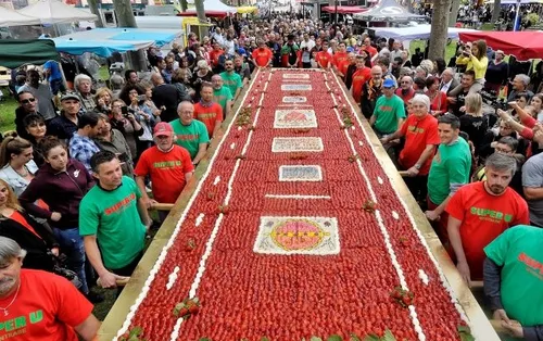 Un record pour une tarte aux fraises géante