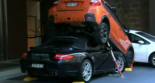 Le voiturier encastre une Porsche sous une autre voiture