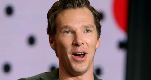 Benedict Cumberbatch, qui incarne Sherlock Holmes, sauve un...