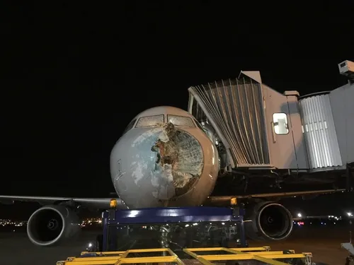 Un orage de grêle détruit en partie le nez d'un avion