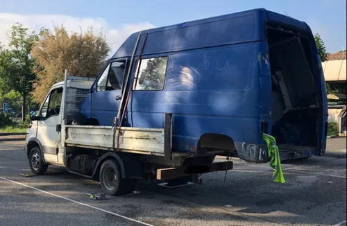 Il transporte une camionnette sur sa camionnette