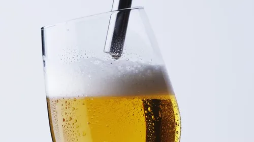 "Blondes faciles" et "Brunes légères" : une marque de bière fait...