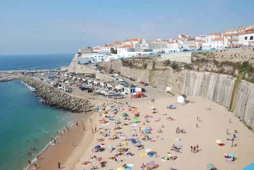 Deux touristes se tuent en faisant un selfie sur un mur