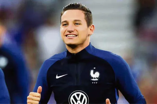 Florian Thauvin offre une nouvelle poussette à un enfant handicapé...