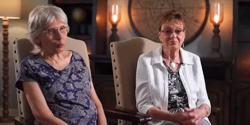 Elles découvrent qu'elles ont été échangées à la naissance, en 1945