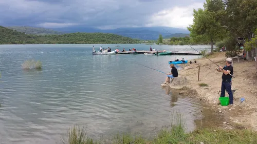 Var : un pêcheur accroche une ligne électrique avec son hameçon et...