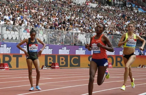 Une athlète pense avoir gagné la course et s’arrête 200m avant...