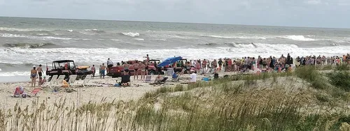 Ils forment une chaîne humaine pour sauver des baigneurs emportés...
