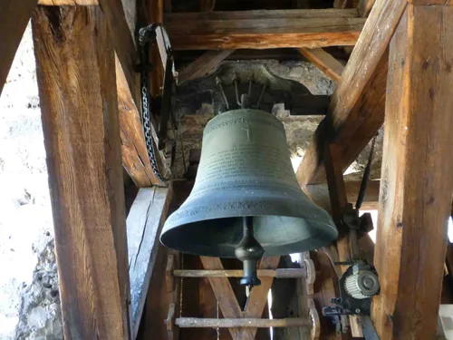 Des vacanciers veulent décaler l'heure des cloches du village