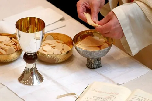 Ils cambriolent l’église et se soûlent au vin de messe