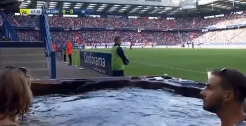Ils regardent un match... dans un jacuzzi installé au stade