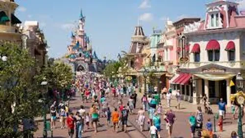 Rennes : leur car en panne, des étudiants vont à Disneyland en taxi !