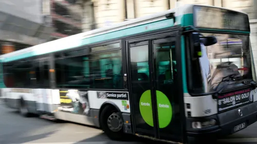 Un chauffeur vire les passagers de son bus pour faire monter un...