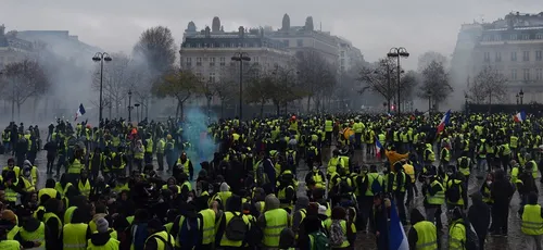 "Gilets jaunes" : 72% des Français soutiennent le mouvement, selon...