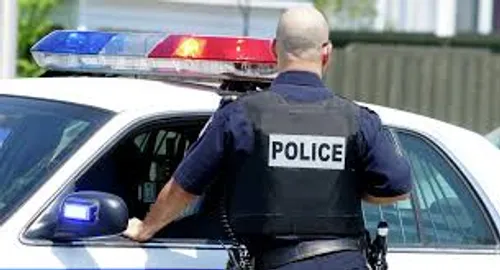 Une femme obèse étouffe son conjoint en s'asseyant sur lui