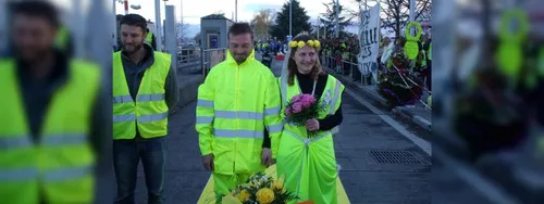 Deux gilets jaunes se marient sur un barrage filtrant