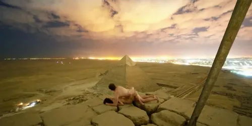 Un couple filmé tout nu en haut d'une pyramide provoque un tollé