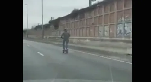 Il roule à 80 km/h sur l’autoroute… en trottinette électrique