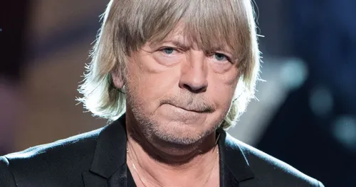 Après une chute dans son escalier, Renaud a les deux bras dans le...