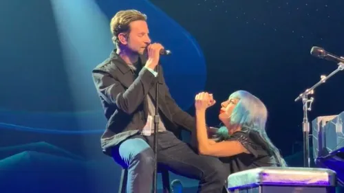 Quand Bradley Cooper s'invite au concert de Lady Gaga